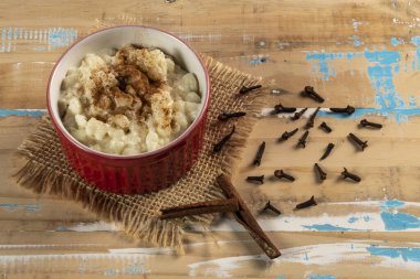 Tipik Brezilya tatlısı, Canjica mısırından yapılmış. Tarçınlı, hindistan cevizli ve konsantre sütlü beyaz yulaf lapası. Haziran şenliklerinde tüketildi (festa Junina)