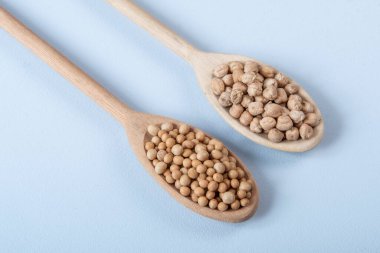 Mavi arka planda nohut ve soya ile ahşap kaşık