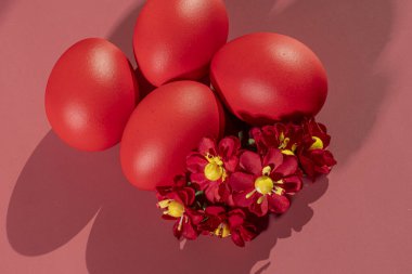 Renkli arka plan ve çiçeklerdeki Paskalya 'yı simgeleyen renkli yumurtalar.