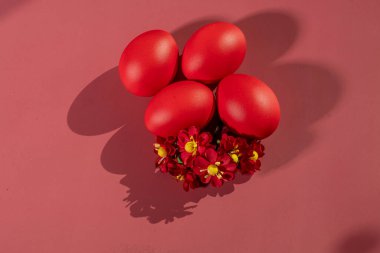 Renkli arka plan ve çiçeklerdeki Paskalya 'yı simgeleyen renkli yumurtalar.