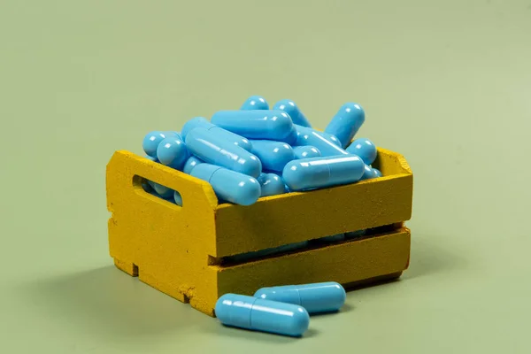 Blue Medicine Capsule Yellow Delivery Box — Stock Photo, Image