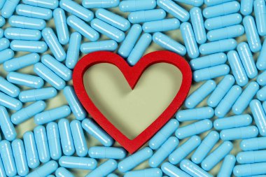 Kalp şeklinde ve mavi kapsüller. Sorunlar için tedavinin önemi