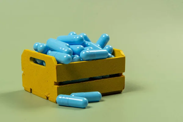 Blue Medicine Capsule Yellow Delivery Box — Stock Photo, Image