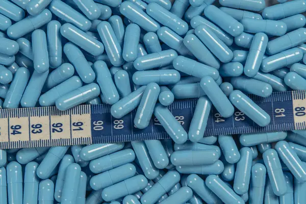 Синие Желатиновые Таблетки Измерительная Лента Символизирующие Похудение — стоковое фото