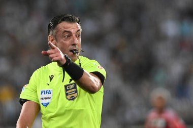 Rio, Brezilya - Eylül 02, 2023, Raphael Claus hakem Botafogo ve Flamengo arasındaki maçta Brezilya 'nın 22. raundunda, Nilton Santos Stadyumu' nda