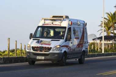 Rio de Janeiro, Brezilya - 17 Eylül 2023 - liman bölgesindeki kamu yolundan geçen ambulans aracı