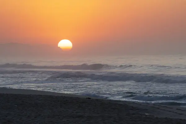Sahilde Güneşin Doğuşunda Bandeirantes Plajını Canlandırın — Stok fotoğraf