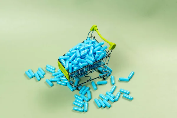 Modrá Tobolka Léku Miniaturním Nákupním Košíku Symbolizuje Nákup Léku — Stock fotografie