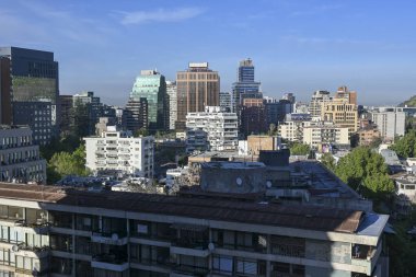 Santiago, Şili - 19 Ekim 2023, Providencia mahallesindeki kentsel binaların manzarası