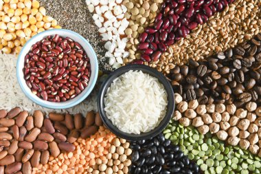 Bir kase çiğ beyaz pirzola ve çeşitli tohumlarda fasulye.