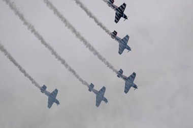 Santiago, Şili - 20 Ekim 2023, 2023 Pan Amerikan Oyunları 'nın Julio Martinez Pradanos Ulusal Stadyumu' nda açılış töreni, dumanla akrobasi yapan uçaklar