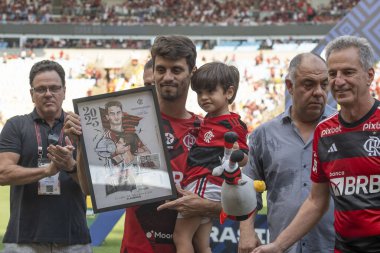 Rio, Brezilya - 3 Aralık 2023, Rodrigo Caio, Brezilya 'nın Maracana Stadyumu' nda oynanan 37 'nci raundda Flamengo ve Cuiaba arasındaki maçta oynadı.