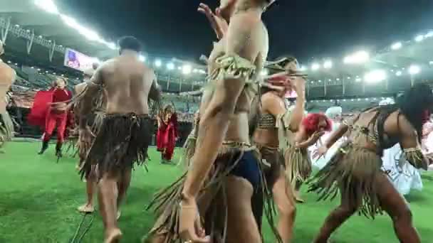 ブラジル 12月 2023 Zicoオールスターゲーム マラカナスタジアムでジコのチャリティーゲーム中にサンバ校によるパフォーマンス — ストック動画