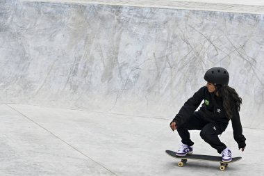 Santiago, Şili - 21 Ekim 2023, Raisa Leal (BRA) 2023 Pan Amerikan Oyunları sırasında kaykay yapan kadınlar sokağı