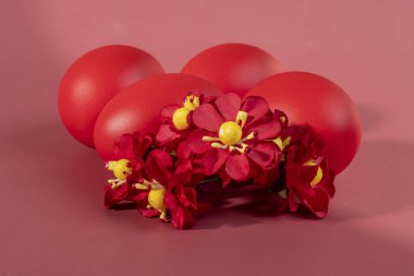 Renkli arka plan ve çiçeklerdeki Paskalya 'yı simgeleyen renkli yumurtalar.