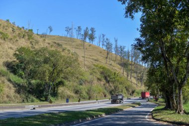 Barra Mansa, Brezilya - 11 Ağustos 2023: Rio de Janeiro ve Sao Paulo şehirlerini birbirine bağlayan Presidente Dutra otoyolu boyunca giden kamyon