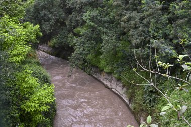 Santiago, Şili, 22 Ekim 2023. Ön planda teleferikle belediye parkına giriş.