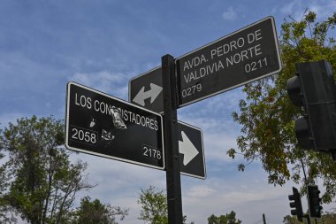 Santiago, Şili, 22 Ekim 2023 Santiago 'da sokak adı plakası.