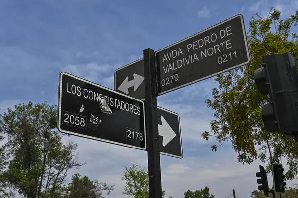 Santiago, Şili, 22 Ekim 2023 Santiago 'da sokak adı plakası.
