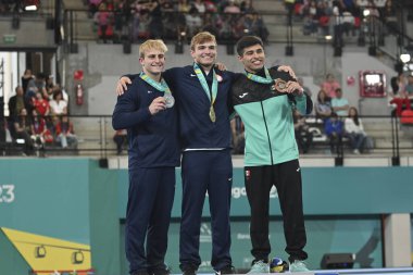Santiago, Şili, 25 Ekim 2023, Curran Phillips (ABD) gold, Cold Walker (ABD) silver and e Isaac Nunez (MEX) bronz Men Parallel Bars at the 2023 Pan American Games