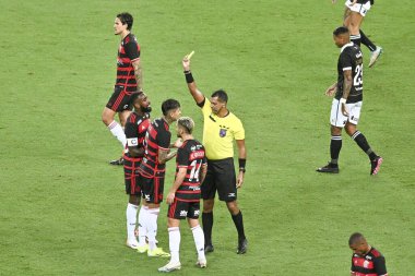 Rio, Brezilya - Şubat 04, 2024, Wagner do Nascimento Magalhaes hakem Vasco-Flamengo maçı arasında Maracana Stadyumu 'nda oynanan Carioca Şampiyonası 6. raundunda