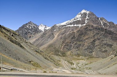 Yazın Portillo yakınlarındaki And Dağları 'nın manzarası pek karlı değil.