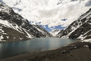 Laguna del Inca, Şili 'nin Cordillera bölgesinde Arjantin sınırına yakın bir göldür. Göl Portillo bölgesinde: inanılmaz bir manzara, mavi gökyüzü, yazın suyun yansıması.