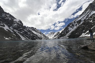 Laguna del Inca, Şili 'nin Cordillera bölgesinde Arjantin sınırına yakın bir göldür. Göl Portillo bölgesinde: inanılmaz bir manzara, mavi gökyüzü, yazın suyun yansıması.
