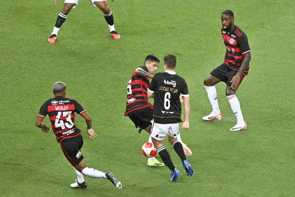 Rio, Brezilya - 4 Şubat 2024, Erick Pulgar oyuncusu Vasco ve Flamengo arasında oynanan maçta Maracana Stadyumu 'nda Carioca Şampiyonası' nın 6. turunda