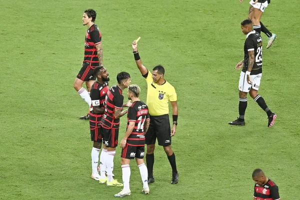 Rio, Brezilya - Şubat 04, 2024, Wagner do Nascimento Magalhaes hakem Vasco-Flamengo maçı arasında Maracana Stadyumu 'nda oynanan Carioca Şampiyonası 6. raundunda