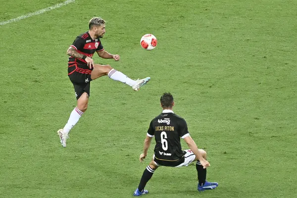 Rio, Brezilya - 4 Şubat 2024, De Arrascaeta oyuncusu, Maracana Stadyumu 'nda Carioca Şampiyonası 6. raundunda Vasco ve Flamengo arasında oynanan maçta