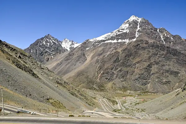 Yazın Portillo yakınlarındaki And Dağları 'nın manzarası pek karlı değil.