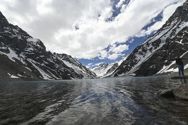 Laguna del Inca, Şili 'nin Cordillera bölgesinde Arjantin sınırına yakın bir göldür. Göl Portillo bölgesinde: inanılmaz bir manzara, mavi gökyüzü, yazın suyun yansıması.