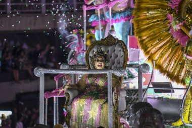 Rio, Brezilya - 12 Şubat 2024: Sapucai Caddesi 'ndeki Rio de Janeiro şehrinde düzenlenen karnaval sırasında, özel grup Mangueira samba okullarının geçit törenleri