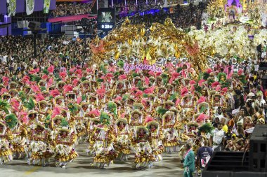 Rio, Brezilya - 12 Şubat 2024: Sapucai Caddesi 'ndeki Rio de Janeiro şehrinde düzenlenen karnaval sırasında, özel grup Mangueira samba okullarının geçit törenleri