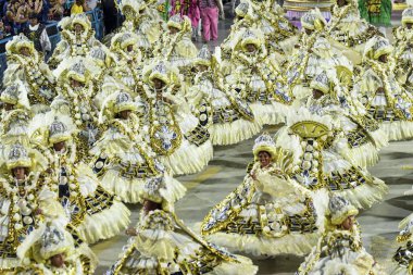 Rio, Brezilya - 12 Şubat 2024: Sapucai Caddesi 'ndeki Rio de Janeiro şehrinde düzenlenen karnaval sırasında, özel grup Mangueira samba okullarının geçit törenleri