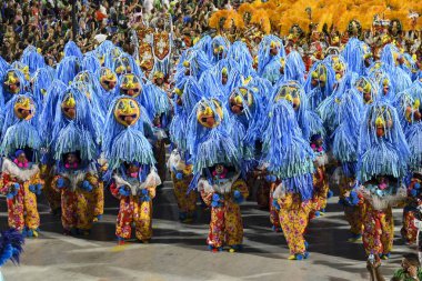 Rio, Brezilya - 12 Şubat 2024: Sapucai Caddesi 'ndeki Rio de Janeiro şehrinde düzenlenen karnaval sırasında, özel grup Mangueira samba okullarının geçit törenleri