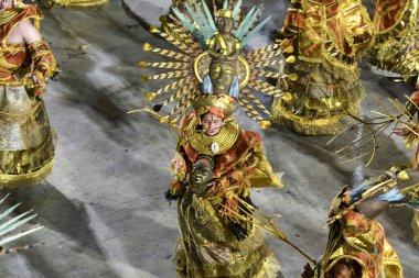 Rio, Brezilya - 12 Şubat 2024: Sapucai Caddesi 'ndeki Rio de Janeiro şehrinde düzenlenen karnaval sırasında, özel grup Portela samba okullarının geçit törenleri