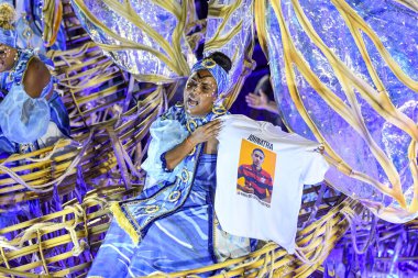 Rio, Brezilya - 12 Şubat 2024: Sapucai Caddesi 'ndeki Rio de Janeiro şehrinde düzenlenen karnaval sırasında, özel grup Portela samba okullarının geçit törenleri