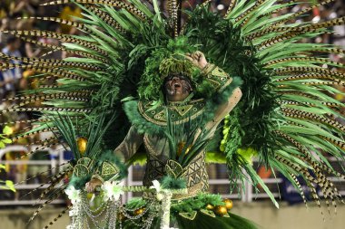 Rio, Brezilya - 12 Şubat 2024: Sapucai Caddesi 'ndeki Rio de Janeiro şehrinde düzenlenen karnaval sırasında özel grup Mocidade samba okullarının geçit törenleri