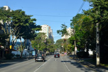 Curitiba, Brezilya - 21 Nisan 2023: Panoramik sokak manzarası, sabahları gökyüzü