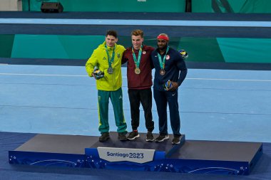 Santiago, Şili, 23 Ekim 2023, DOLCI Felix Can) (Altın), SOARES Diogo (BRA) (Gümüş) ve WHthe ENBURG Donnell (ABD) jimnastik sırasında (Bronz) - 2023 Pan Amerikan Oyununda erkekler Sanatçısı