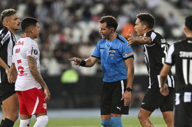 Rio, Brezilya - Mart 06, 2024, Gustavo Tejera hakemi Botafogo ve Bragantino arasında Nilton Santos Stadyumu 'nda oynanan Libertadores Kupası grup fase maçında