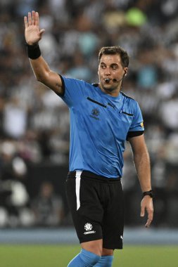 Rio, Brezilya - Mart 06, 2024, Gustavo Tejera hakemi Botafogo ve Bragantino arasında Nilton Santos Stadyumu 'nda oynanan Libertadores Kupası grup fase maçında
