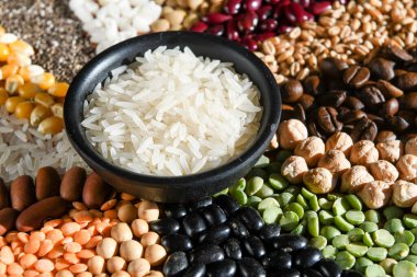 Çeşitli tohumların üzerinde çiğ beyaz pirzola ile kase