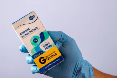 Rio, Brezilya - 27 Ocak 2023, koruyucu lastik eldiven, ilaç kutusu, dipyrone monohidrat