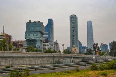 Santiago, Şili, 22 Ekim 2023. Ön planda teleferikle belediye parkına giriş.