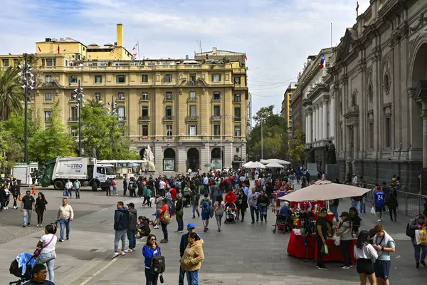 Santiago, Şili, 22 Ekim 2023 şehir manzarası şehir merkezindeki binaların ve sokakların mimarisini gösteriyor.