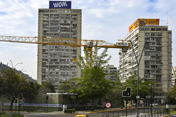 Santiago, Şili, 22 Ekim 2023, şehir manzarası binaların mimarisini gösteriyor.