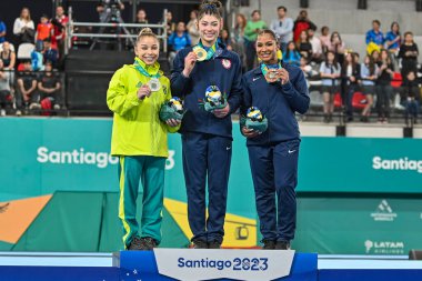 Santiago, Şili, 23 Ekim 2023, Kayla Dicello (ABD) (altın), Flavia Saraiva (BRA) (gümüş) ve Jordan Chiles (ABD) 2023 Pan Amerikan Oyunları 'nda kadın sanatçılar